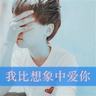 河北一车停夜市路中间被掰弯车牌